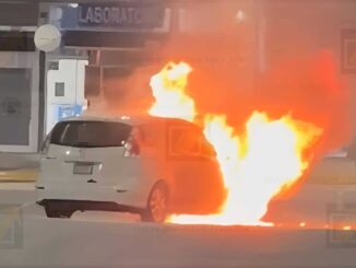 Vehículo se incendia en plaza comercial al sur de la ciudad