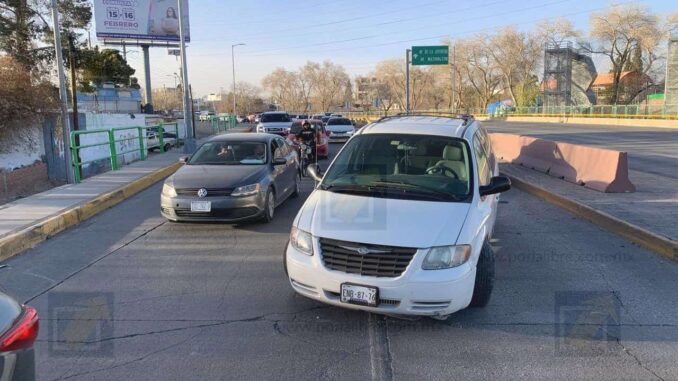 choque-contra-camellon-en-la-avenida-cantera-genera-caos-vial.jpeg Choque contra camellón en la avenida Cantera genera caos vial