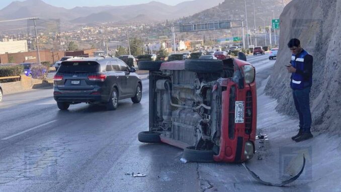 vehiculo-impacta-contra-talud-y-vuelca-en-el-periferico-de-la-juventud.jpeg Vehículo impacta contra talud y vuelca en el Periférico de la Juventud