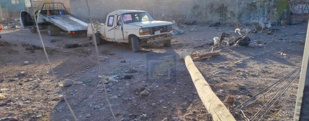 Pickup se impacta contra postes y es abandonada en terreno baldío