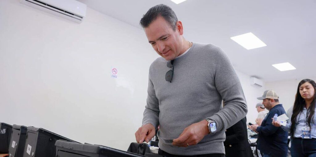 Acude alcalde Bonilla con su familia a votar en el Presupuesto Participativo 2025