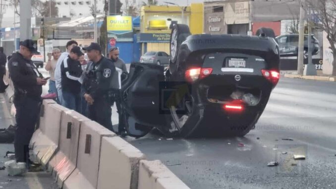 chocan-y-vuelcan-a-exceso-de-velocidad-jovenes-en-la-avenida-la-cantera.jpeg Chocan y vuelcan a exceso de velocidad jóvenes en la avenida La Cantera