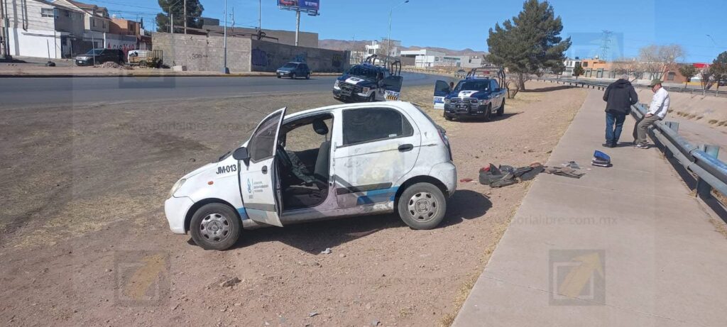 Vuelca empleado de la JMAS en la vialidad Los Nogales