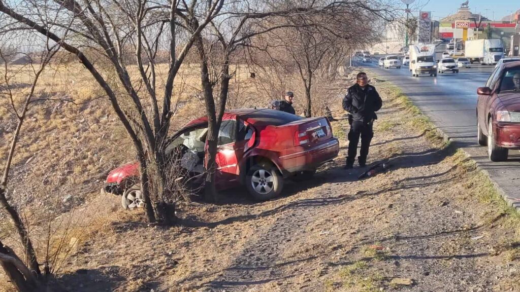 Conductor provoca choque en la carretera Chihuahua-Aldama; mujer a punto de caer en un barranco