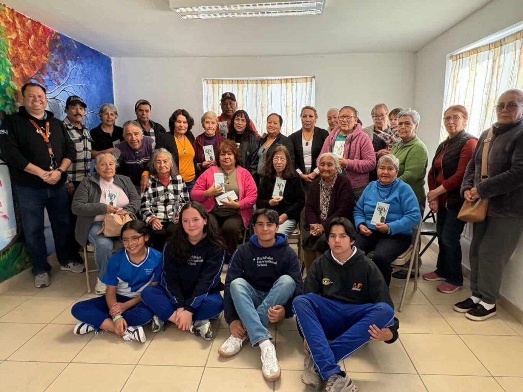 Alumnos de HighPoint International School entregan collares médicos a adultos mayores de la Casa de los Abuelos