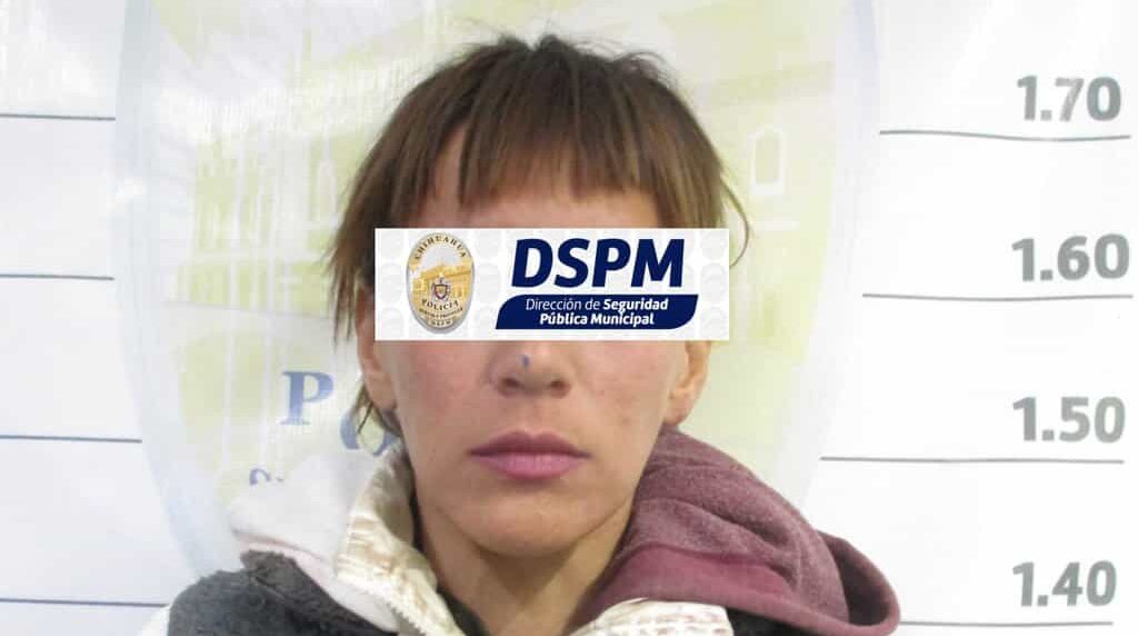 Policías Beta detienen al observar a joven al tirar una bolsa con marihuana en el Centro