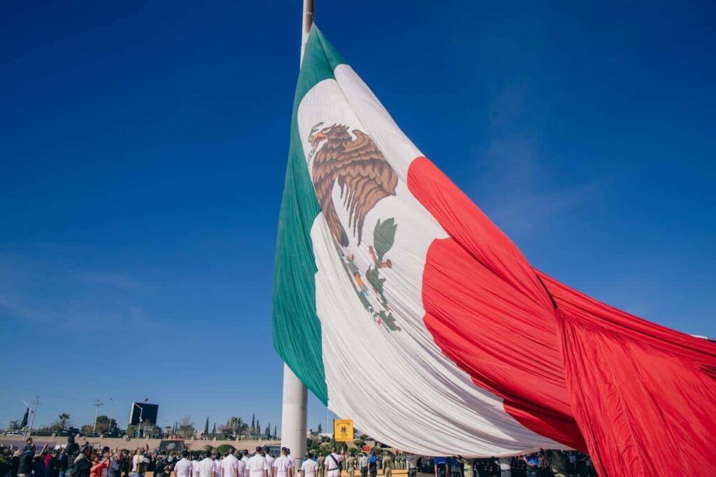 Asiste alcalde a izamiento de bandera en El Palomar por 24 de febrero