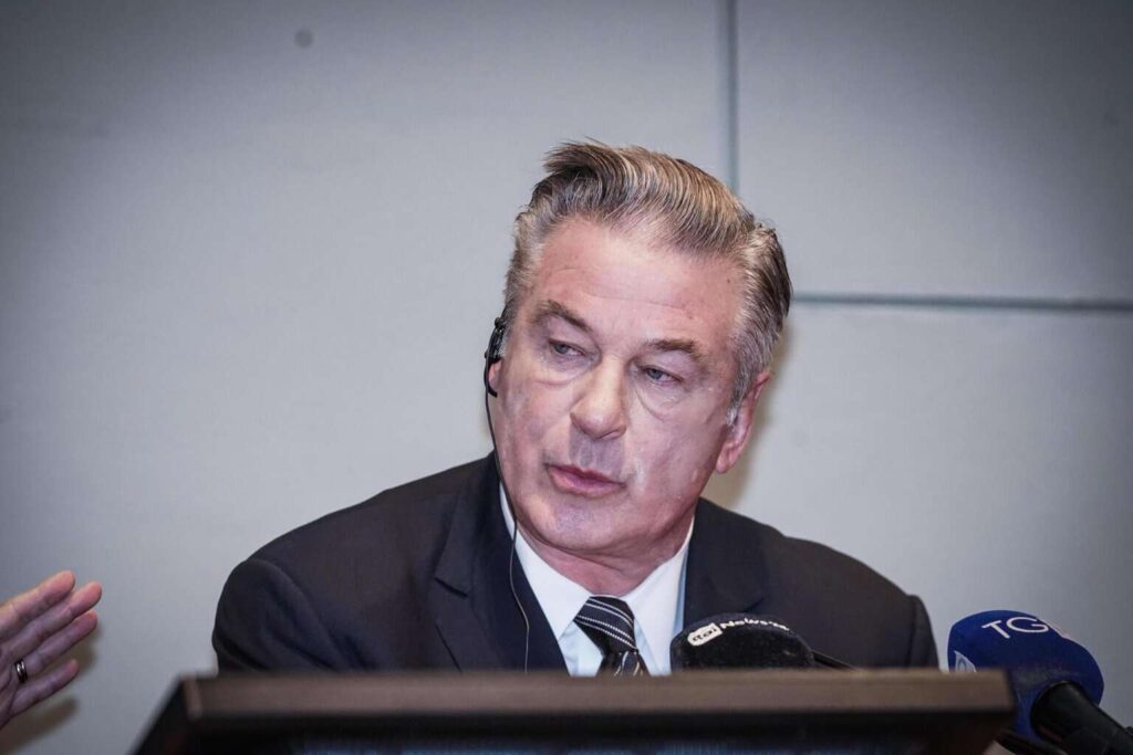 Familia de Halyna Hutchins critica la serie de Alec Baldwin y le exige declarar