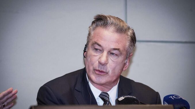 Familia de Halyna Hutchins critica la serie de Alec Baldwin y le exige declarar