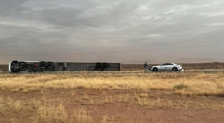 Se registra volcadura en la carretera Chihuahua-Juárez debido a fuertes vientos