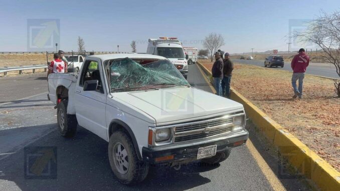 pareja-queda-atrapada-al-chocar-contra-barra-de-contencion-en-carretera-a-juarez.jpeg Pareja queda atrapada al chocar contra barra de contención en carretera a Juárez