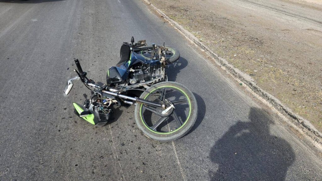 Apoyan policías estatales con primeros auxilios a motociclista accidentado