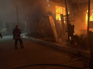 Rescatan policías municipales a adulto mayor de incendio