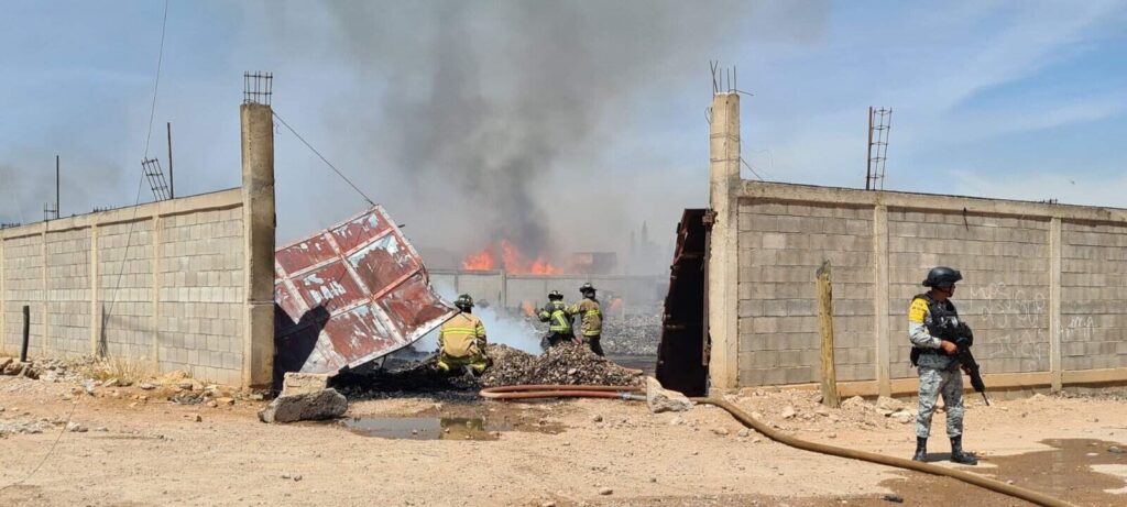 Descartan bomberos heridos en incendio de la colonia 01 de Mayo