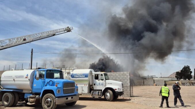 controlan-bomberos-incendio-en-fabrica-de-tarimas.jpeg Controlan bomberos incendio en fábrica de tarimas