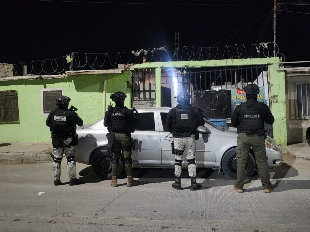Catean ocho inmuebles y aseguran un arma de fuego, droga y detienen a 12 personas