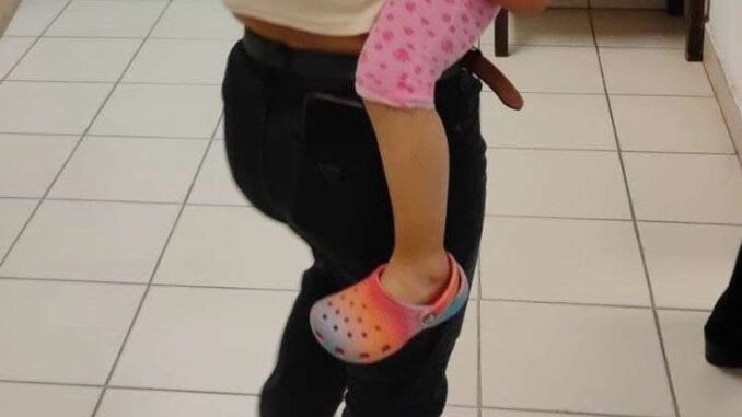 localizan-a-padres-de-nina-encontrada-sin-supervision-de-un-adulto.jpg Localizan a padres de niña encontrada sin supervisión de un adulto