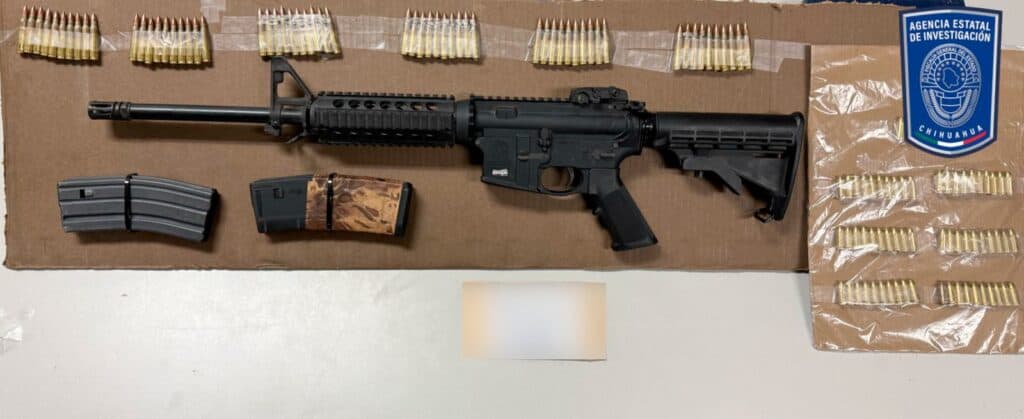 Capturan en flagrancia a portador de un arma larga tipo fusil y droga en Juárez