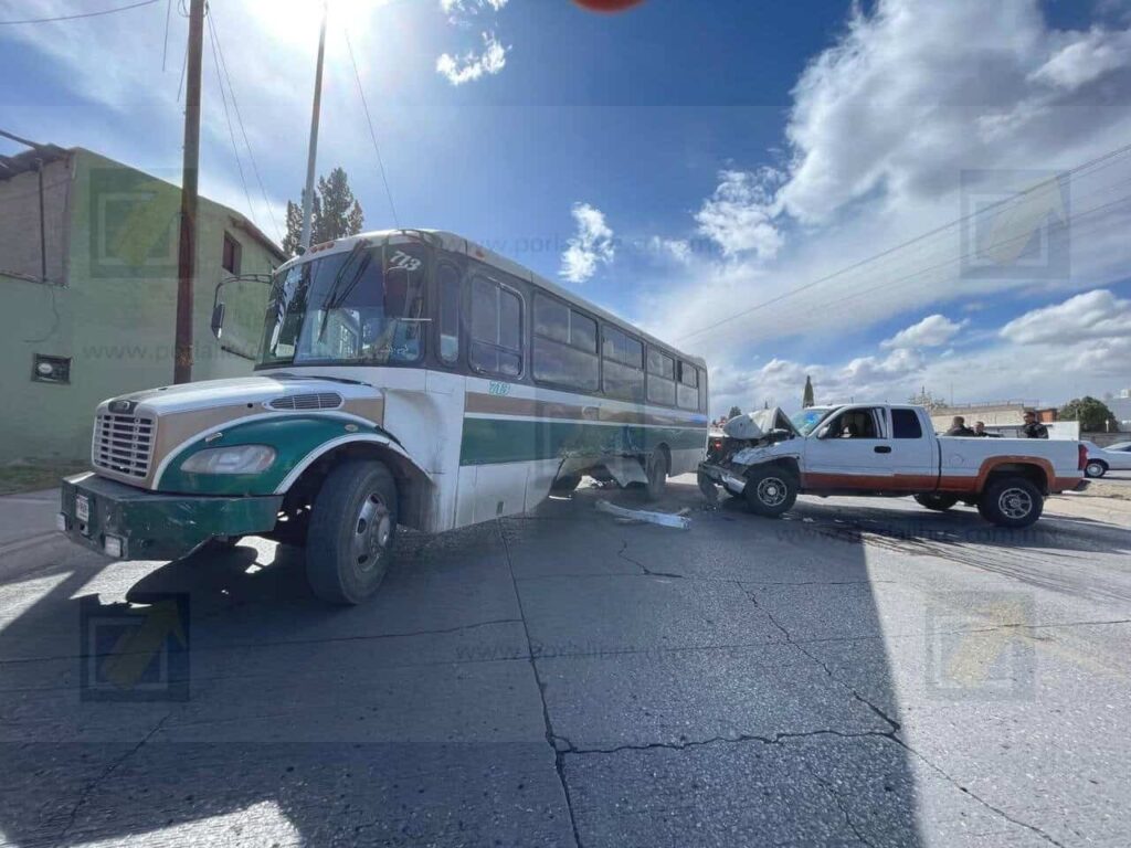 Usuarios testifican tras choque entre urbano y pickup en cruce de vialidades