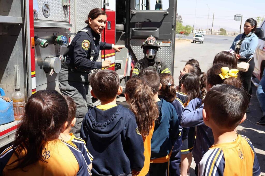 Enseñan Bomberos a pequeños de kínder a prevenir incendios y accidentes en el hogar