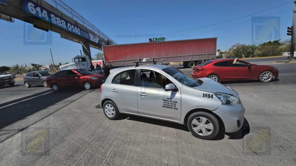 Choque entre tráiler y taxi deja una mujer con golpes leves en cruce de vialidad Sacramento