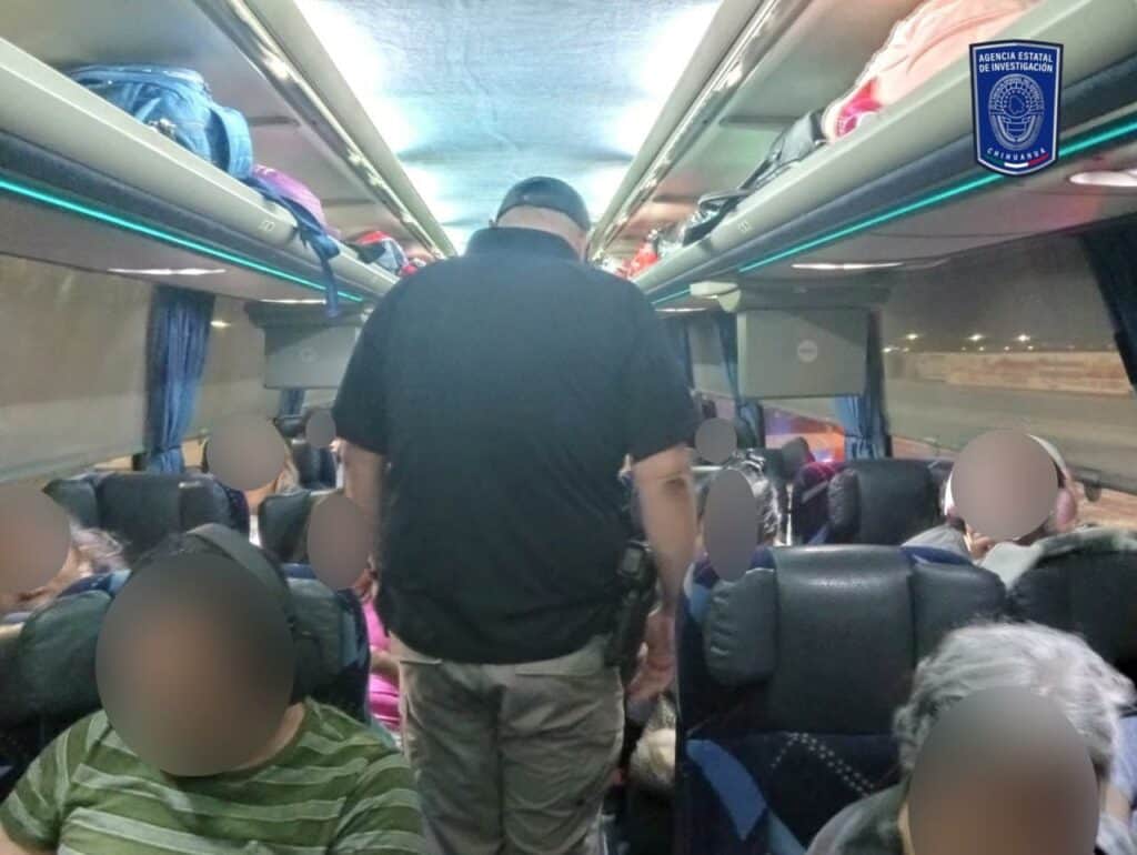 Revisa AEI camiones de pasajeros como parte de los operativo contra la trata de personas
