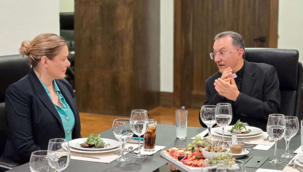 Maru Campos recibe visita de cortesía del nuncio apostólico en México, Monseñor Joseph Spitieri