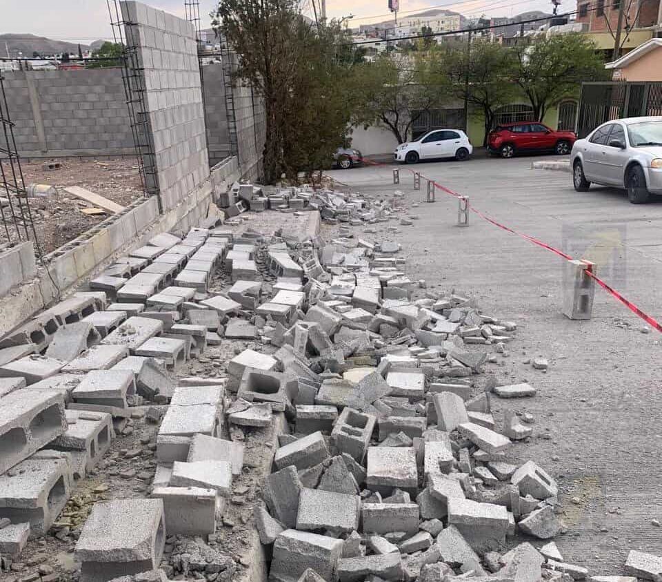 Fuertes vientos provocan el colapso de dos bardas en distintas colonias