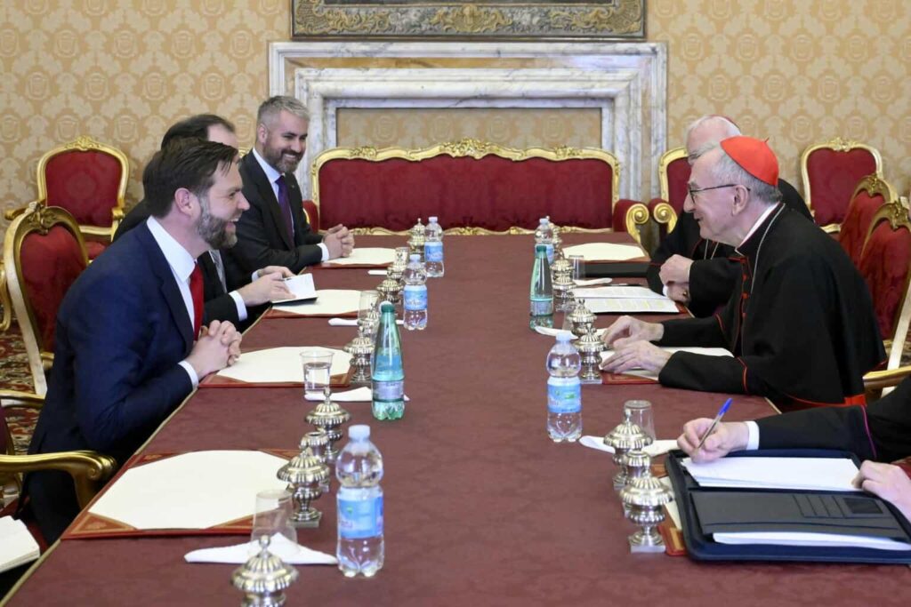 JD Vance se reúne con secretario de Estado vaticano; abordan temas de migración y presos