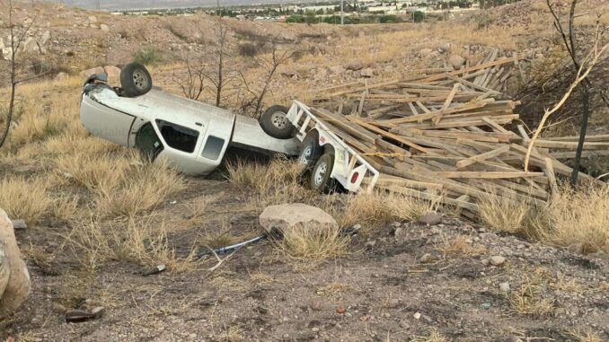 vuelca-pickup-que-transportaba-madera-en-carretera-aldama-chihuahua.jpeg Vuelca pickup que transportaba madera en carretera Aldama-Chihuahua