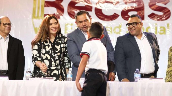 entregan-becas-de-equidad-social-a-estudiantes-de-preescolar-y-primaria.jpeg Entregan Becas de Equidad Social a estudiantes de preescolar y primaria