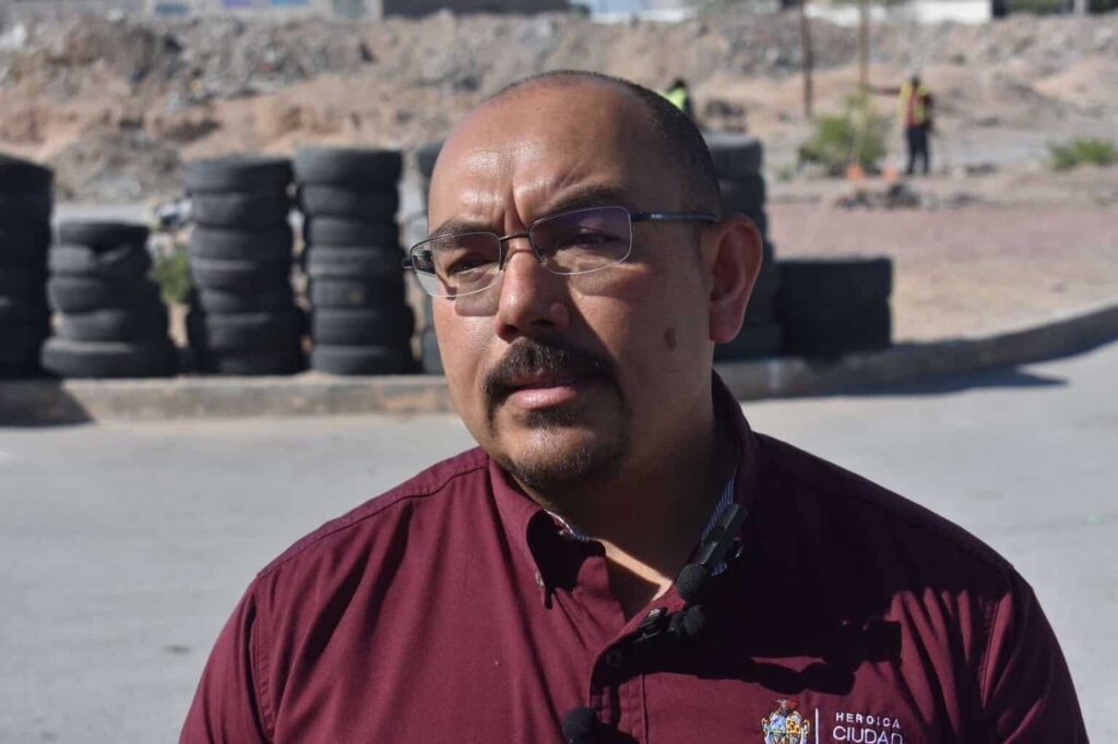 Multan con más de 46 mil pesos a hombre responsable de tirar llantas en vía pública