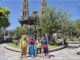 Personal del Municipio limpian Plaza de Armas disfrazados de superhéroes por Día de la Niñez