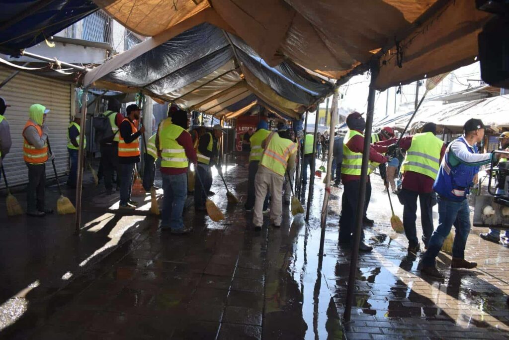 Limpian el centro histórico comerciantes y cuadrillas municipales
