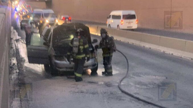 se-incendia-van-en-carriles-centrales-del-periferico-de-la-juventud-caos-vial.jpeg Se incendia Van en carriles centrales del periférico de la Juventud; caos vial