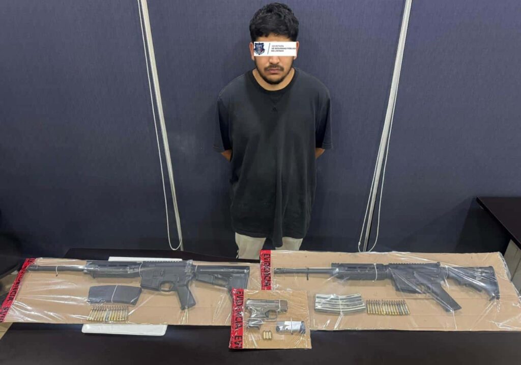 Aseguran policías estatales a sujeto con armamento en vehículo con placas sobrepuestas 
