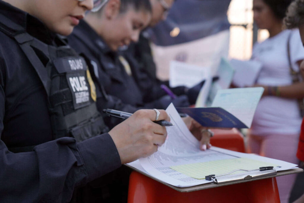 Los arrestos de migrantes en la frontera sur de EE.UU. repuntan 16.7% mensual en abril