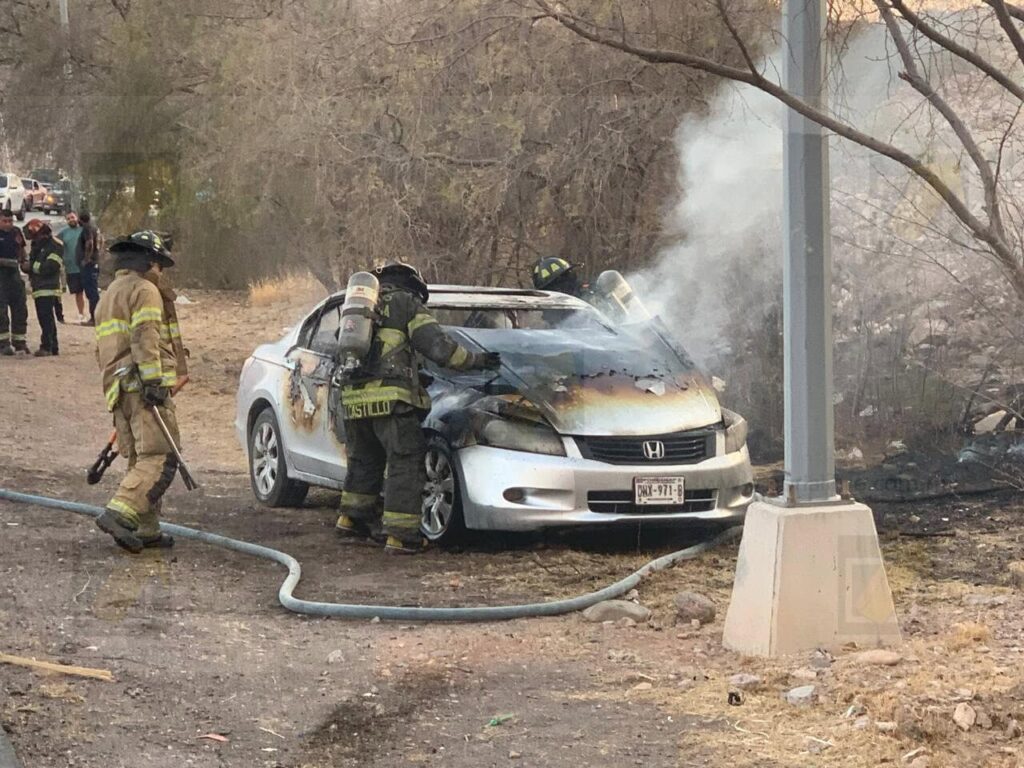 Vehículo se incendia en carretera a Aldama después de una mala reparación