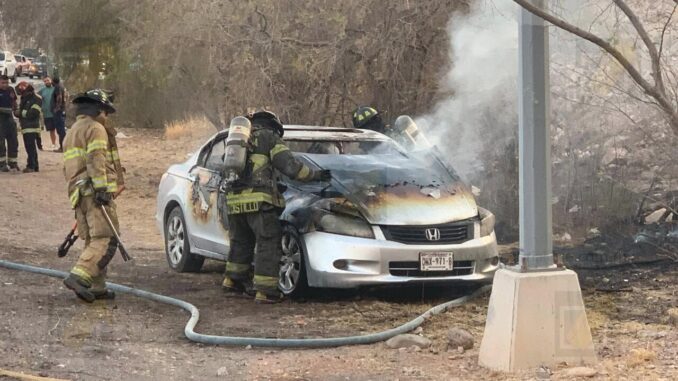 vehiculo-se-incendia-en-carretera-a-aldama-despues-de-una-mala-reparacion.jpeg Vehículo se incendia en carretera a Aldama después de una mala reparación