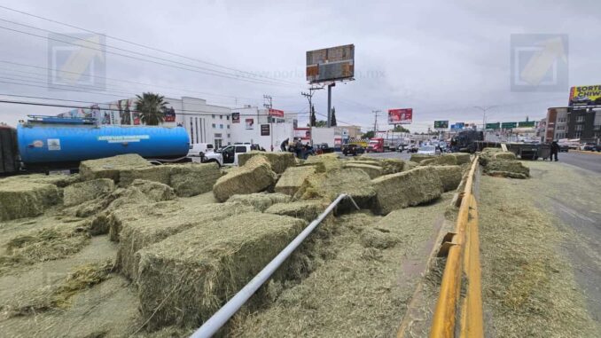 choque-multiple-por-caida-de-alfalfa-en-el-periferico-de-la-juventud-dos-heridos-y-cierre-vial.jpeg Choque múltiple por caída de alfalfa en el periférico de la Juventud; dos heridos y cierre vial
