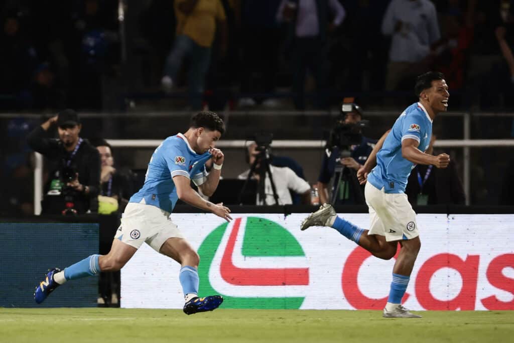 Cruz Azul toma ventaja sobre América en el Olímpico Universitario