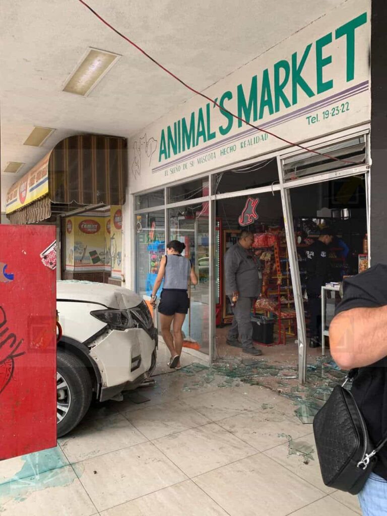 Conductora al estacionarse termina dentro de un local en plaza Vallarta