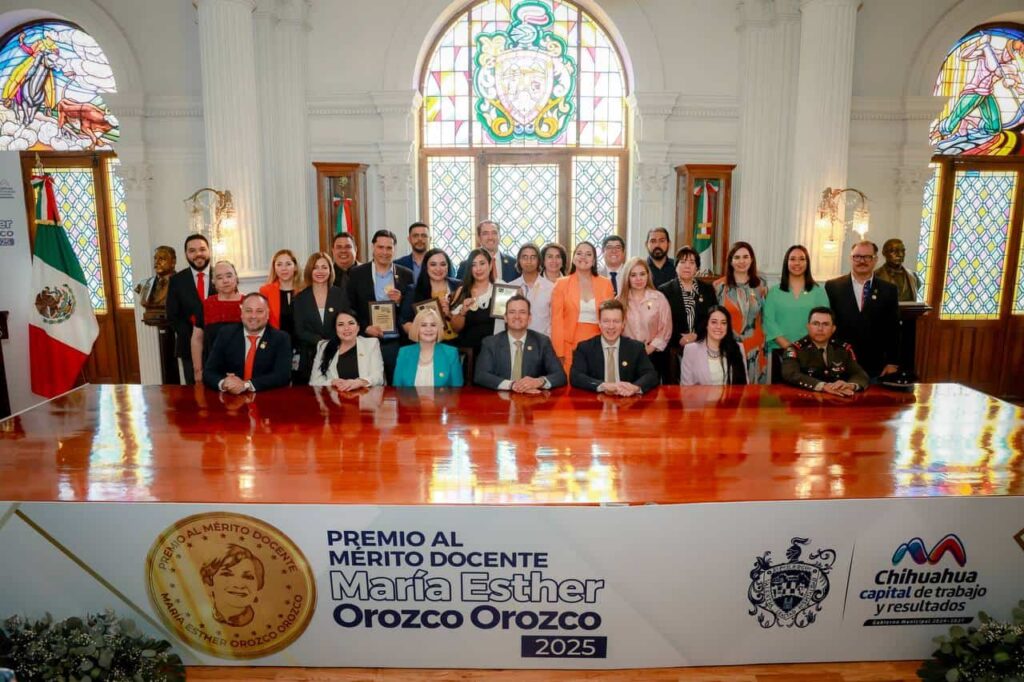Entrega alcalde y regidores premio al Mérito Docente “María Esther Orozco Orozco 2025