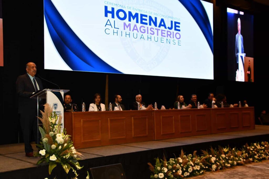 Entrega SEyD estímulos económicos a docentes federalizados con 30 y 40 años de servicio