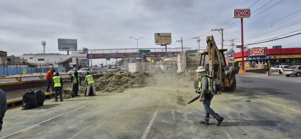 Realiza municipio limpieza de pastura después de accidente en periférico De la Juventud