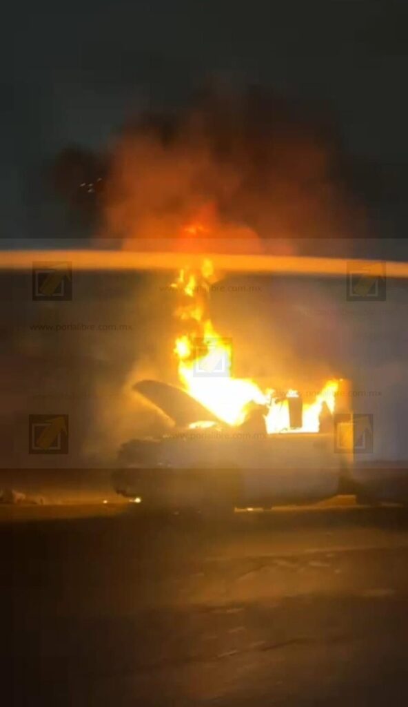 Se incendia camión de mudanzas en el Periférico de la Juventud