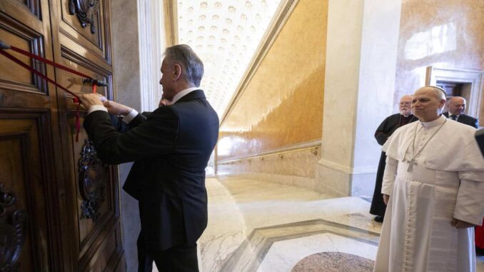 retiran-el-precinto-al-apartamento-del-papa-francisco-sellado-tras-su-muerte.jpg Retiran el precinto al apartamento del papa Francisco, sellado tras su muerte