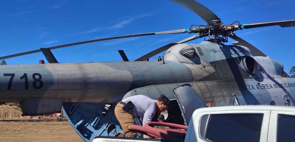 Apoya helicóptero de la Sedena en incendio forestal en Madera