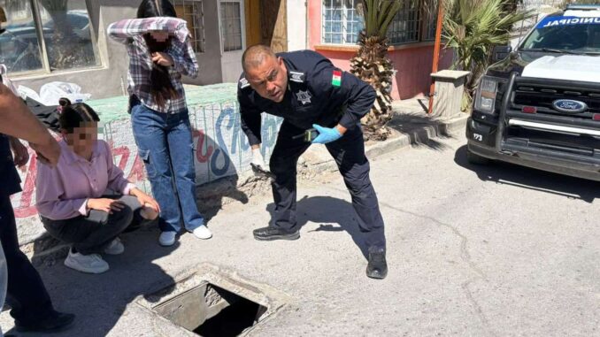 rescatan-a-perrito-atrapado-en-alcantarilla-de-la-galeana.jpeg Rescatan a perrito atrapado en alcantarilla de la Galeana