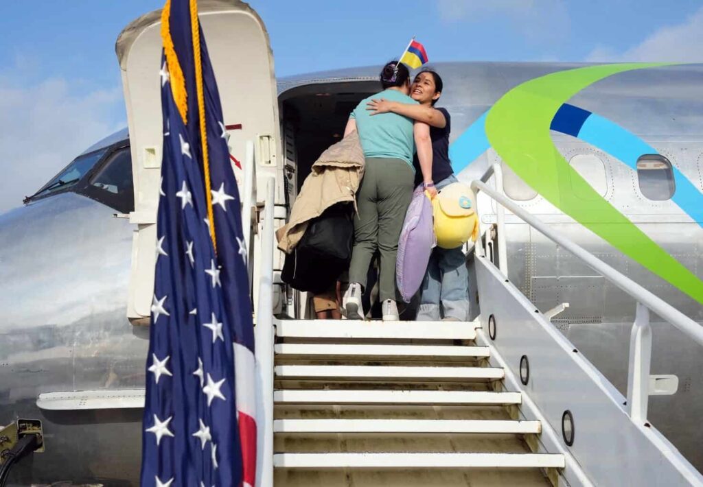 Más de 60 migrantes regresan a sus países en el primer vuelo de autodeportados de Trump